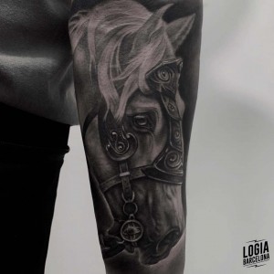 tatuaje_blackwork_caballo_brazo_logiabarcelona_pedro_monteiro